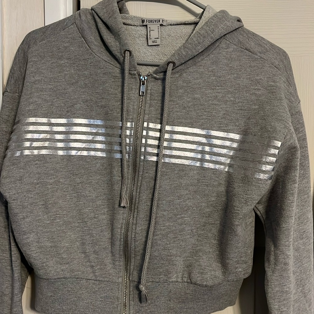 Sweatshirt with full zip.